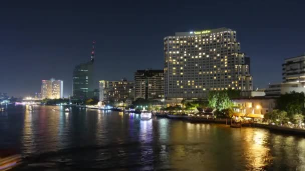 Bangkok nacht chao phraya fluss verkehr hotel bucht 4k zeitraffer thailand — Stockvideo