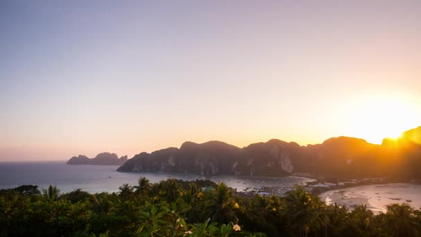 Úžasné východ slunce nad tropickou pláž — Stock video