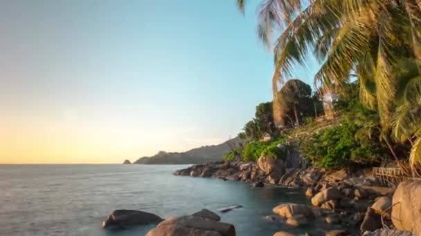 Puesta de sol en una playa paradisíaca en phuket — Vídeos de Stock