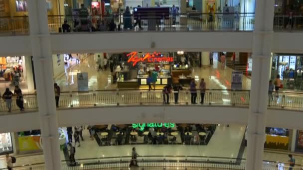 Personnes dans Marina Bay Sands centre commercial — Video