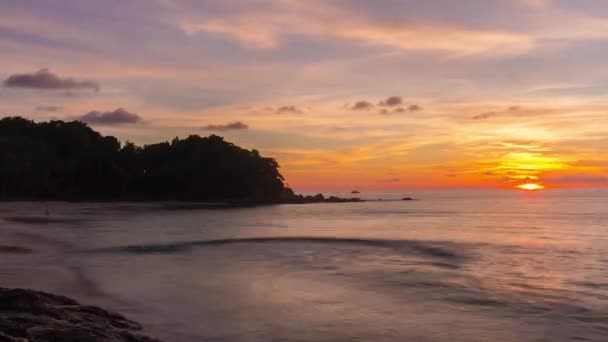 Дивовижний захід сонця над тропічним пляжем — стокове відео