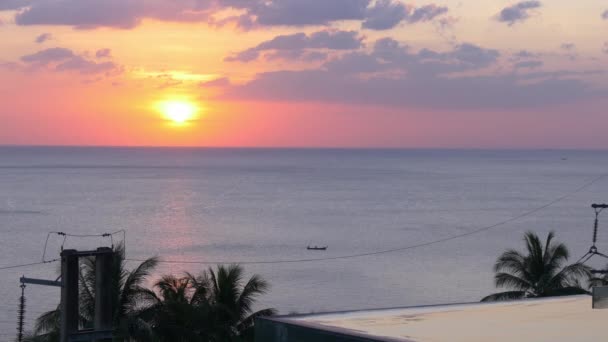 Atemberaubender Sonnenuntergang über dem tropischen Strand — Stockvideo