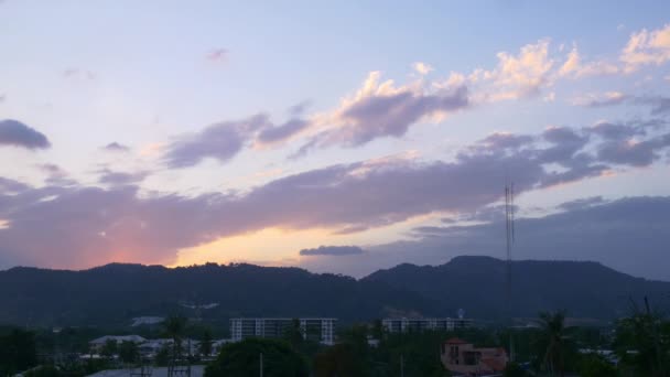 Ηλιοβασίλεμα ουρανός πάνω από το βουνό του Βούδα — Αρχείο Βίντεο