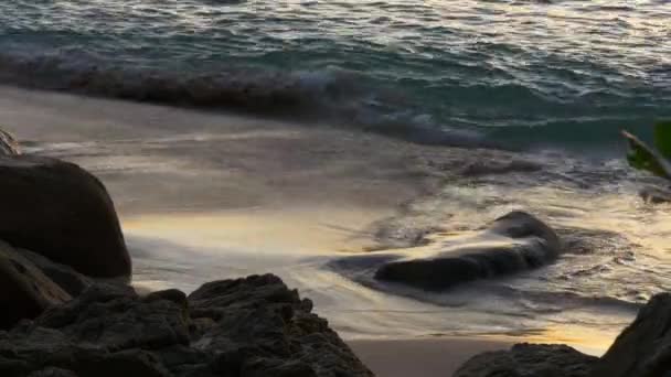 Ondas lavando a praia arenosa — Vídeo de Stock