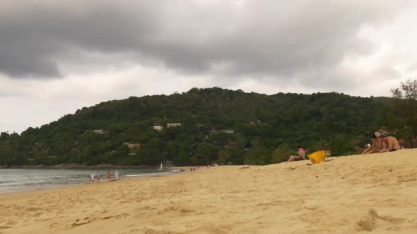 Les gens se relaxent à la plage — Video
