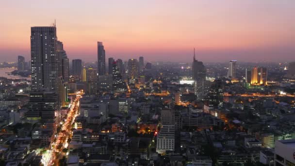 Zonsondergang bangkok stadsgezicht verkeer straten dak panorama 4 k tijd vervallen thailand — Stockvideo
