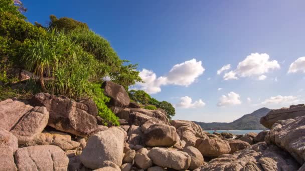 Verano día laem cantar playa rocosa bahía panorama 4k time lapse phuket thailand — Vídeos de Stock