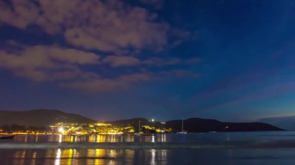 Nyári éjszaka kata noi beach megvilágítás bay panoráma 4 k idő megszűnni, Thaiföld — Stock videók