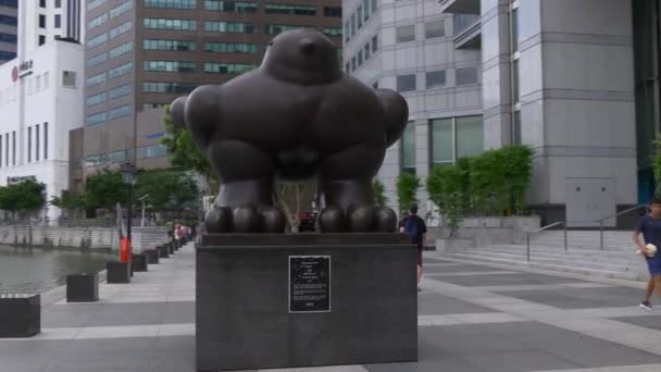 Estátua enorme pássaro gordo — Vídeo de Stock