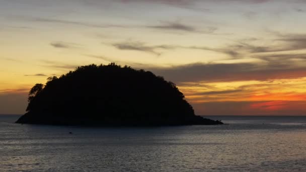 Vacker solnedgång på öar runt Phuket — Stockvideo