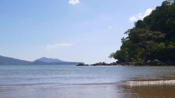 Berühmter Urlaubsstrand auf der Insel Phuket — Stockvideo