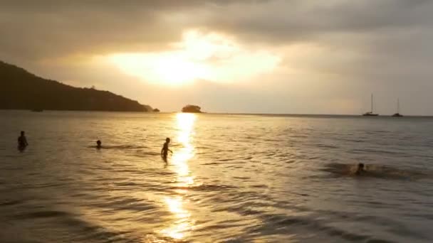 Människor som kopplar av på stranden — Stockvideo