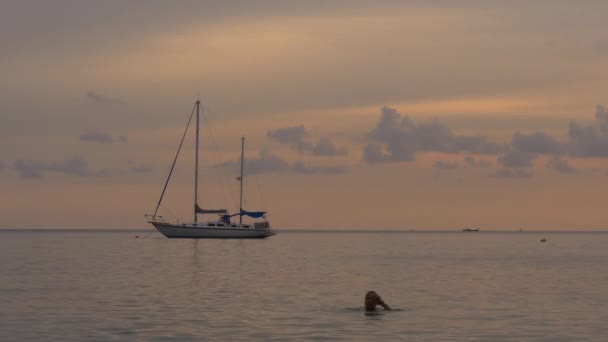 Anchored yacht with sunset sky — Stock Video