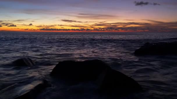 Increíble puesta de sol sobre la playa tropical — Vídeo de stock