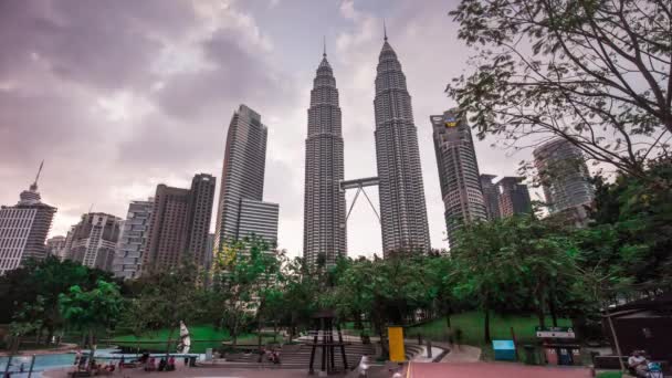 Klcc 公園ペトロナス ツイン タワー日 4 k 時間経過クアラルンプール malaisia — ストック動画