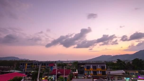 Puesta de sol sobre la ciudad phuket — Vídeos de Stock