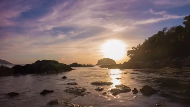 Coucher de soleil incroyable sur la plage tropicale — Video