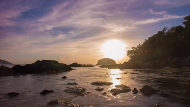 Incredibile tramonto sulla spiaggia tropicale — Video Stock