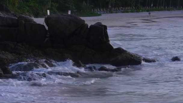 Ondas lavando a praia rochosa — Vídeo de Stock