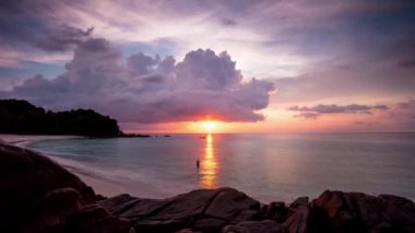 Tropikal sahilde inanılmaz bir gün batımı.