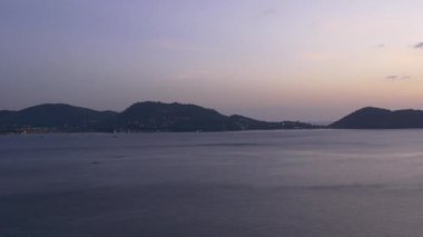 Tropikal sahilde inanılmaz bir gün batımı.