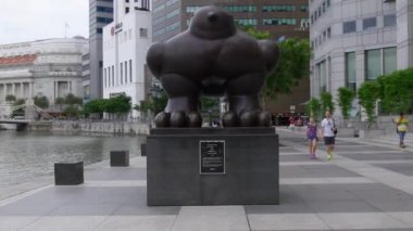 Büyük tombul kuş heykeli