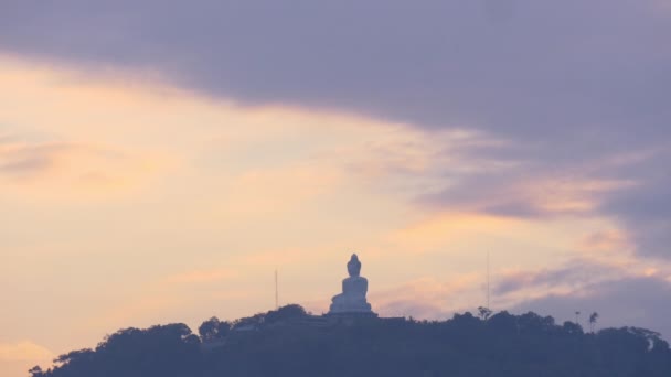 Cielo puesta de sol sobre la montaña buddha — Vídeos de Stock