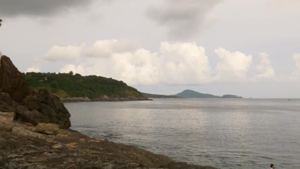 Panorama de la costa durante la lluvia — Vídeo de stock