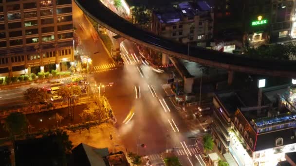 Nacht verkeer silom kruispunt metrolijn dak bovenaanzicht 4 k tijd vervallen thailand — Stockvideo