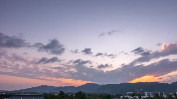 Puesta de sol sobre la ciudad phuket — Vídeos de Stock