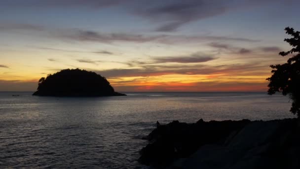 Atemberaubender Sonnenuntergang auf den Inseln rund um Phuket — Stockvideo