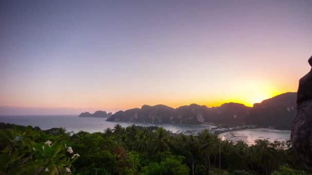 Удивительный закат над тропическим пляжем — стоковое видео