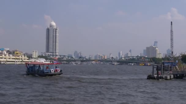 Човни на березі річки в Бангкоку — стокове відео