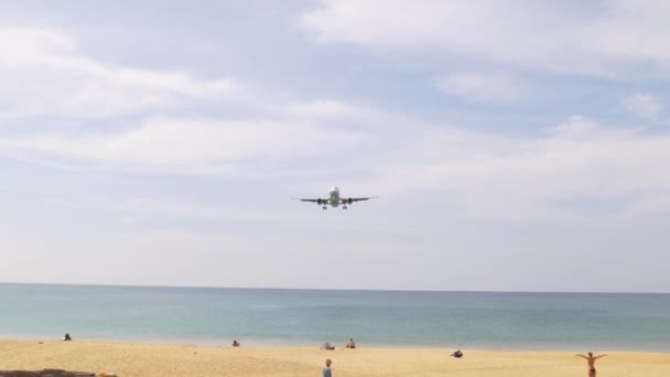 Big Jumbo jet volando — Vídeo de stock