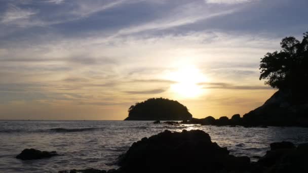 Pôr-do-sol incrível nas ilhas em torno de Phuket — Vídeo de Stock