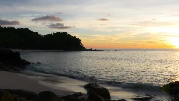 Increíble puesta de sol sobre la playa tropical — Vídeos de Stock