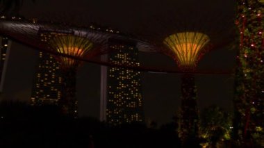 gece koyunda bahçelerle