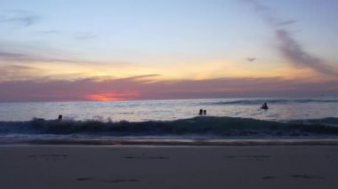 Kumsalda dinlenen insanlar.