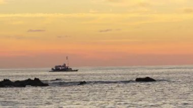 Tropikal sahilde inanılmaz bir gün batımı.