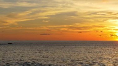 Okyanusun üzerinde güzel bir gün batımı