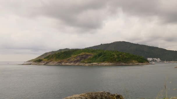 Panorama costeiro durante a chuva — Vídeo de Stock