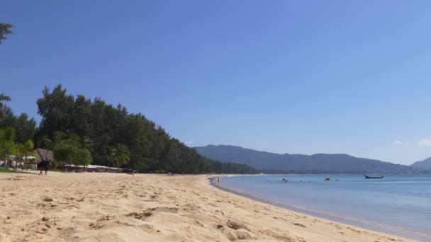 Famosa playa turística de la isla phuket — Vídeos de Stock