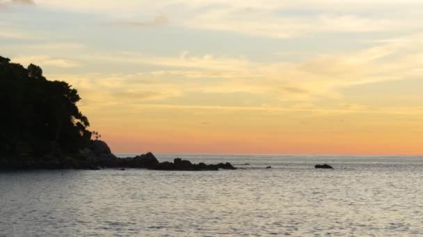 Geweldige zonsondergang boven het tropische strand — Stockvideo