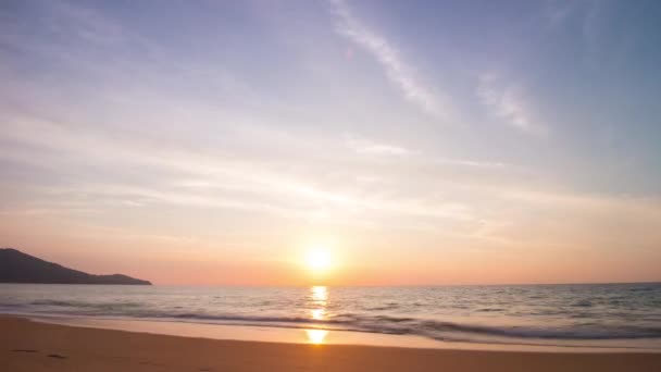 Pôr do sol incrível sobre a praia tropical — Vídeo de Stock