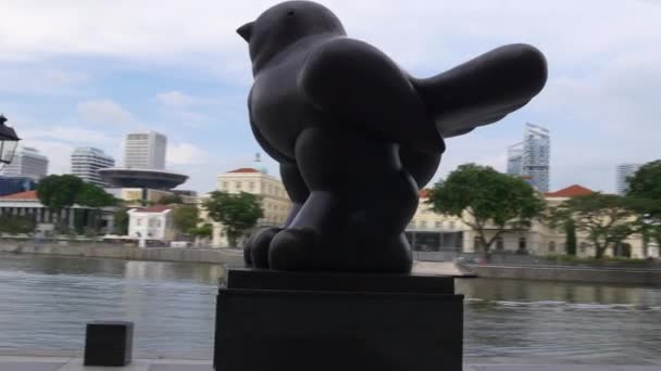 Величезний пухкі птах статуя — стокове відео