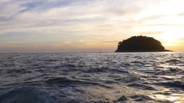 Pôr-do-sol incrível nas ilhas em torno de Phuket — Vídeo de Stock