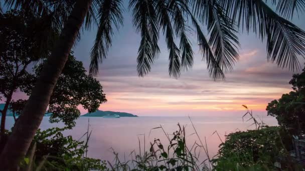 Sonnenuntergang am paradiesischen Strand von Phuket — Stockvideo