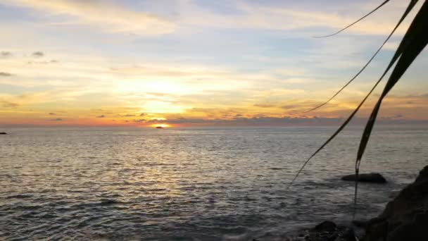 Úžasný západ slunce nad tropickou pláží — Stock video