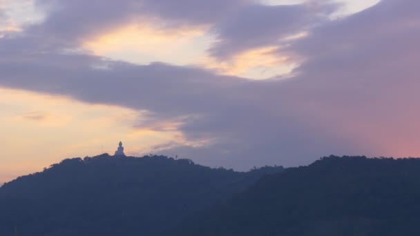 Zachód Słońca Niebo nad buddha mountain — Wideo stockowe
