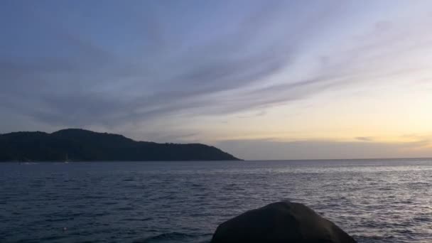 Amazing zonsondergang op eilanden rond Phuket — Stockvideo